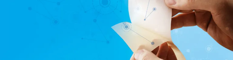 シールをはがしてる様子